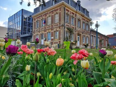 Hôtel de Ville de Bihorel et ses jardins fleuris
